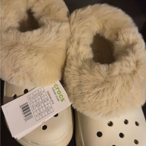 CROCS Woman ' Cream Fuzzy Slippers